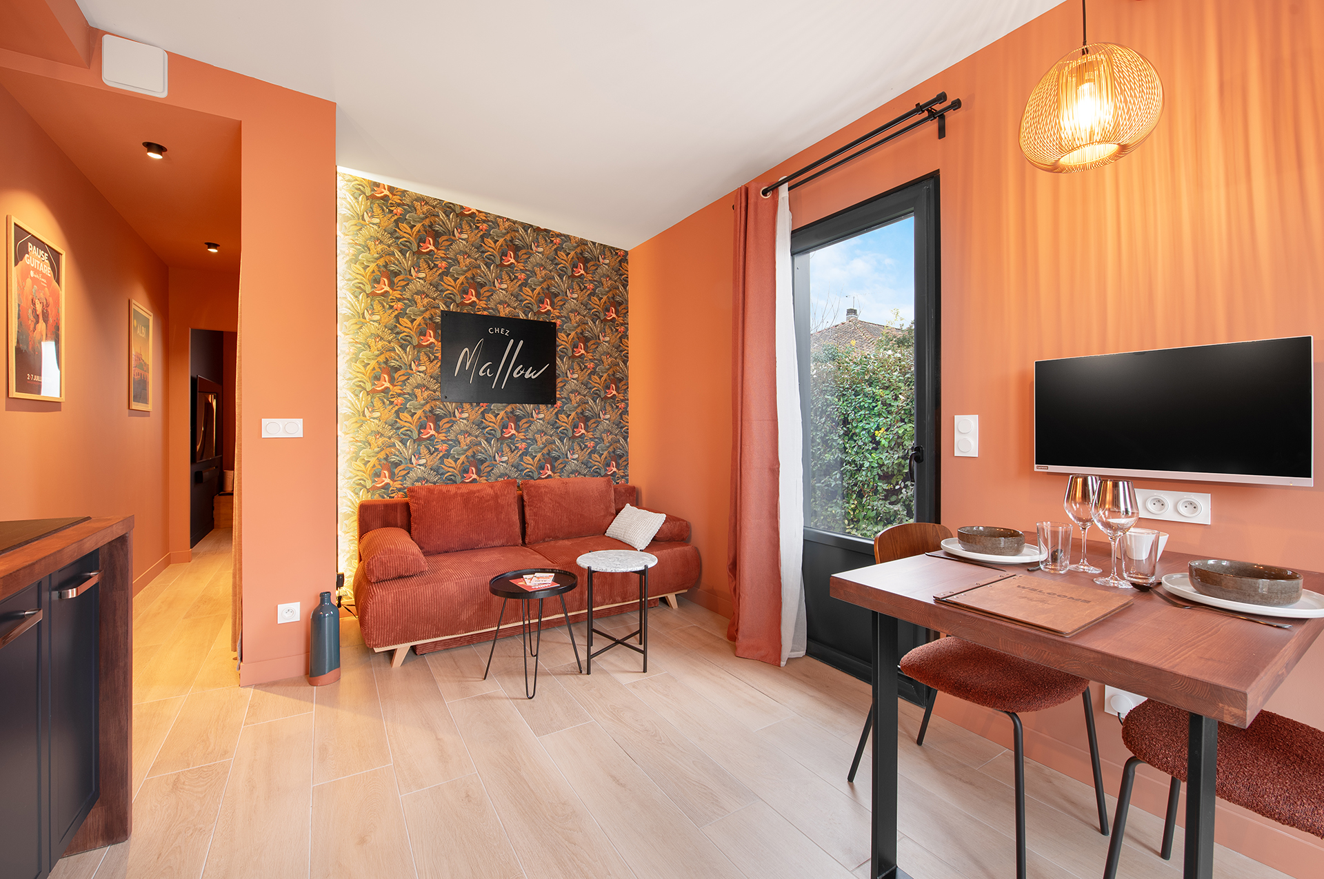 Salon logement lumineux et moderne airbnb ALBI