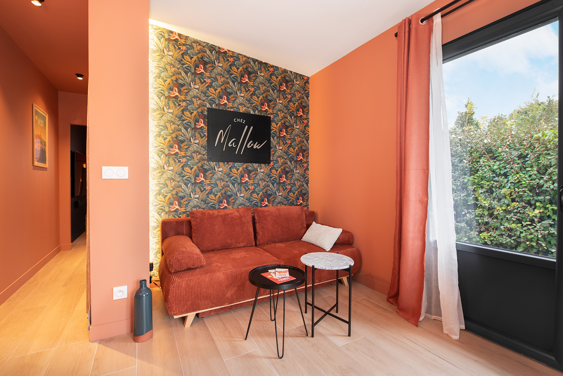 salon lumineux logement airbnb albi Chez Mallow