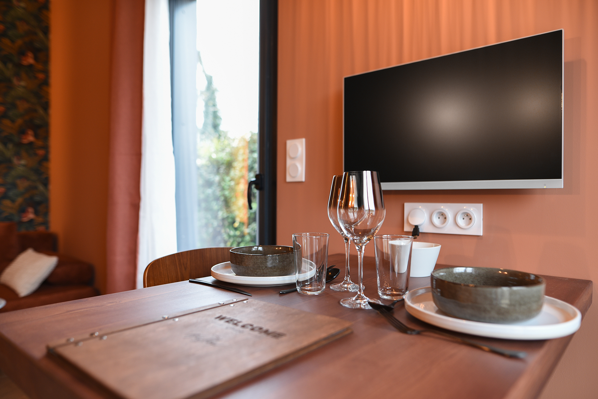 Salon lumineux d’un gîte Airbnb à Albi avec décoration moderne