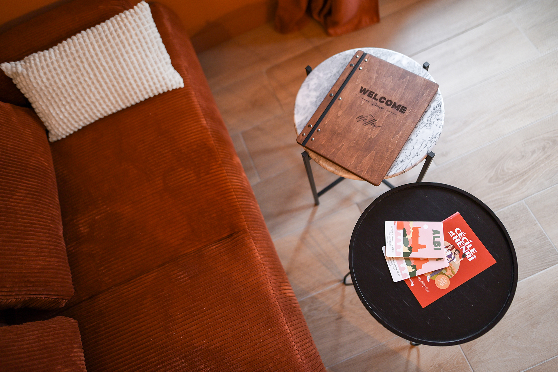 Salon lumineux d’un gîte Airbnb à Albi avec décoration moderne