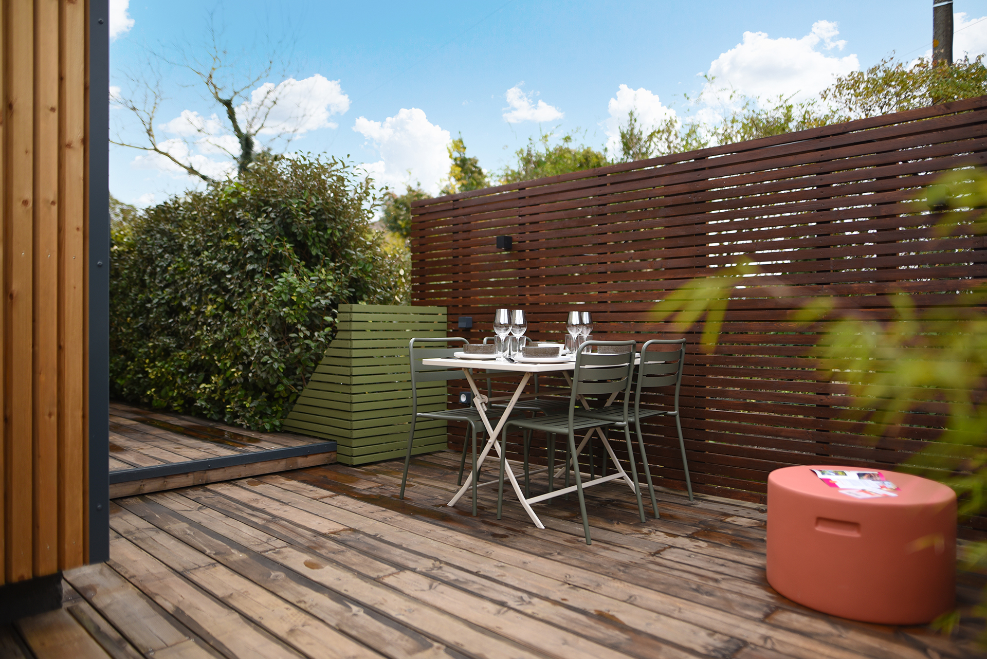 Salon lumineux d’un gîte Airbnb à Albi avec décoration moderne