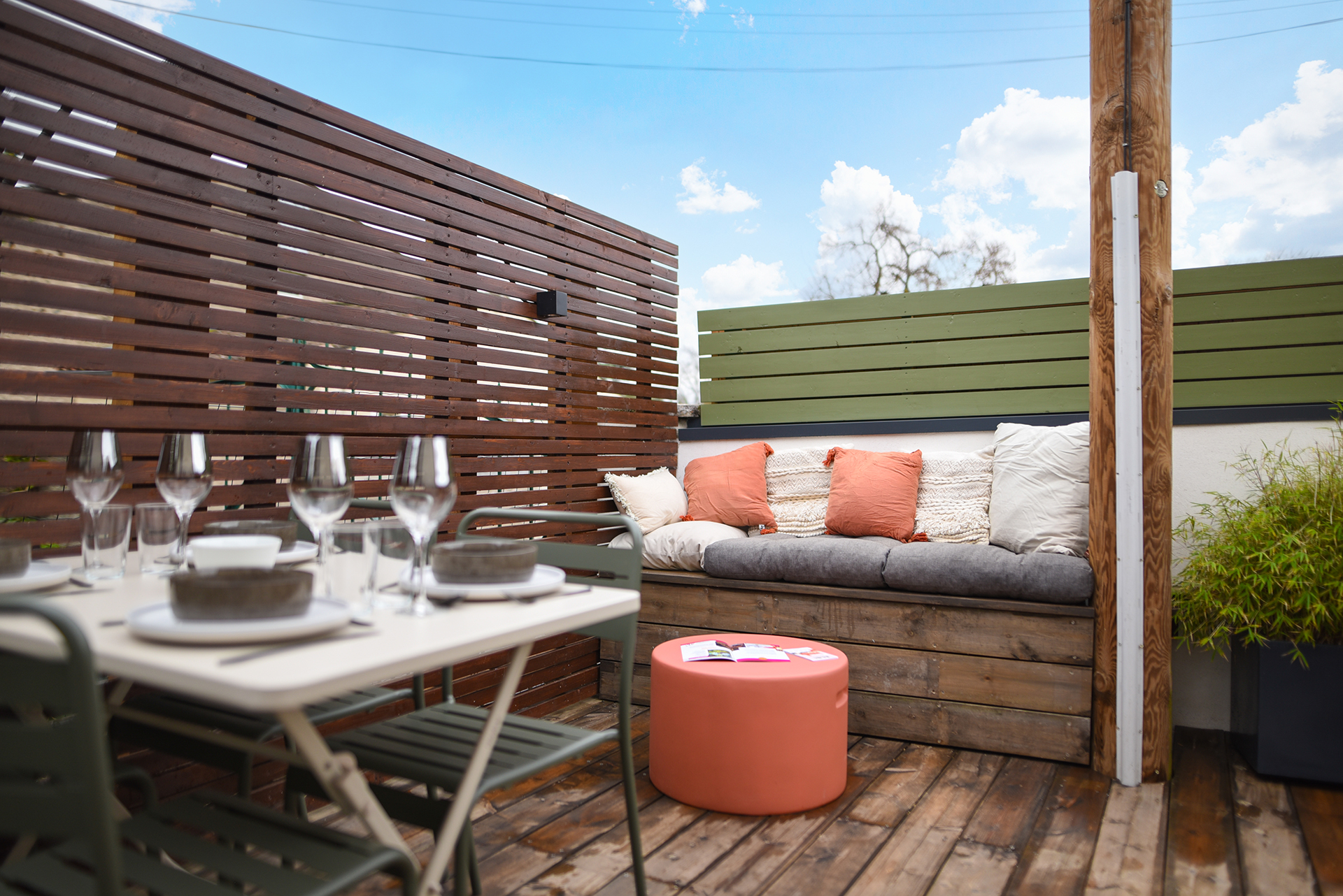 Salon lumineux d’un gîte Airbnb à Albi avec décoration moderne