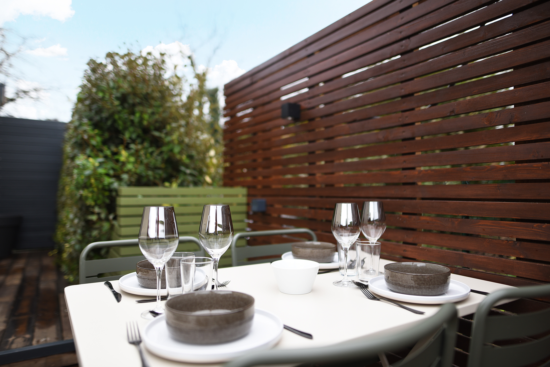 Salon lumineux d’un gîte Airbnb à Albi avec décoration moderne