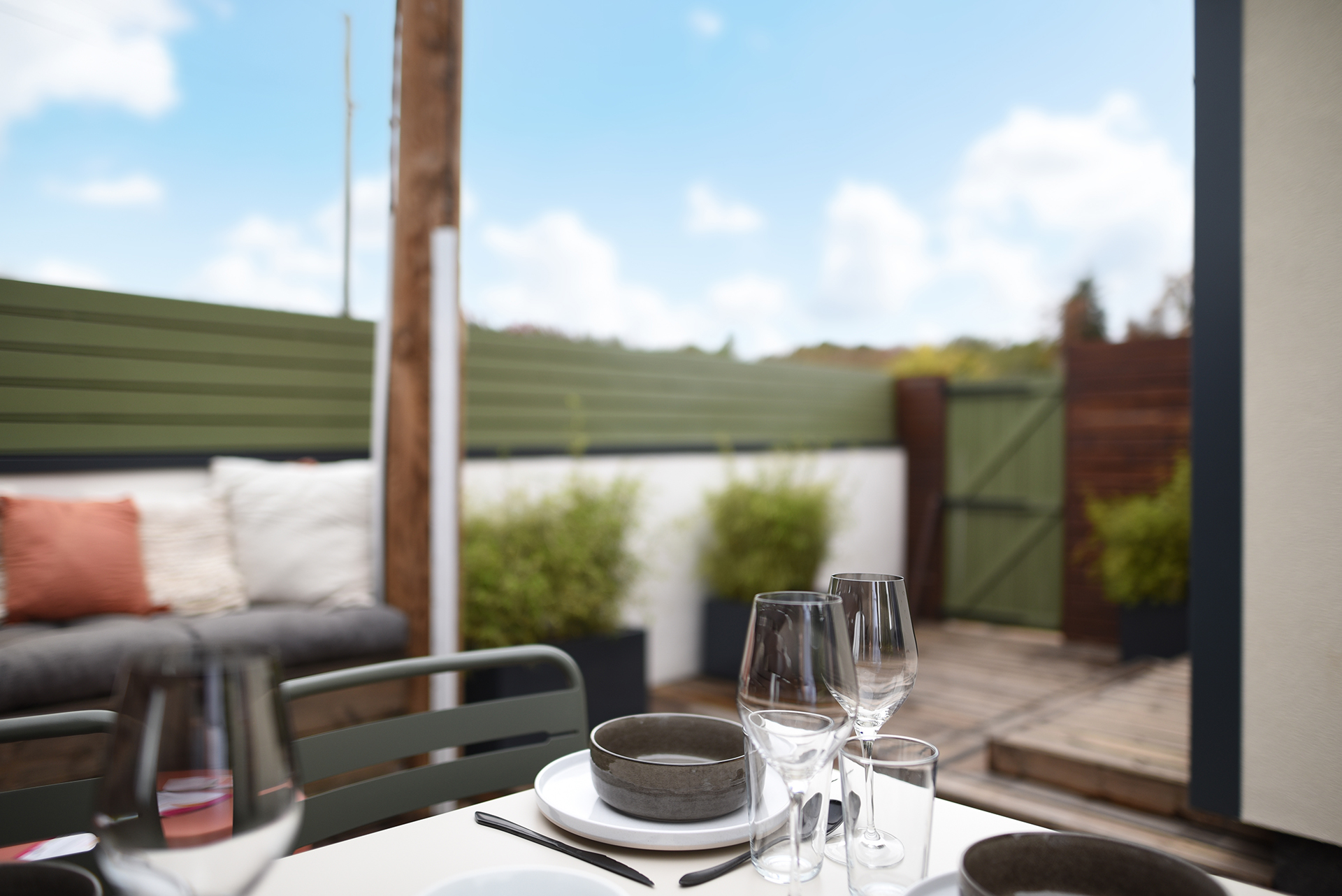 Salon lumineux d’un gîte Airbnb à Albi avec décoration moderne