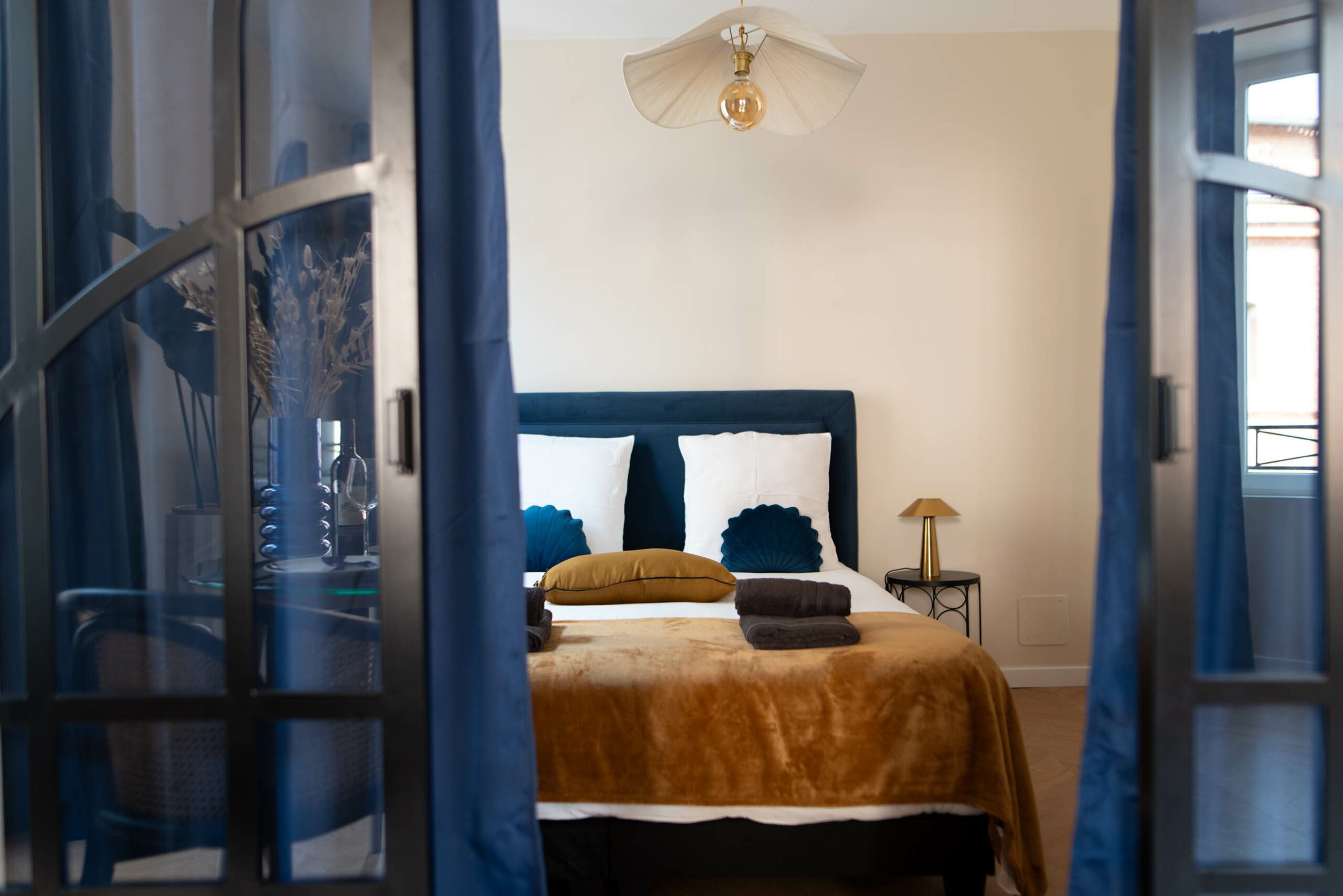 Chambre décorée avec gout bleu et moutarde