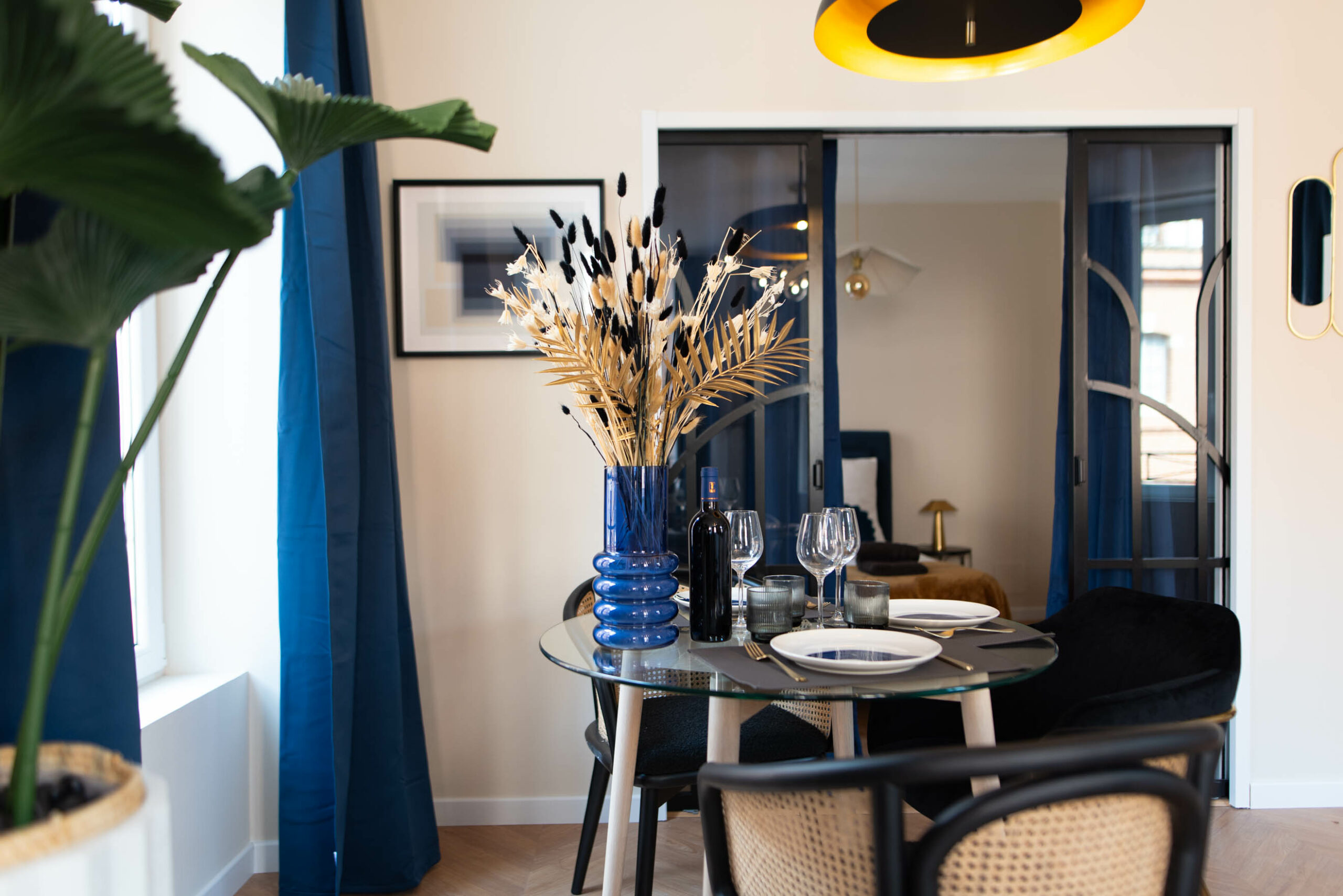 Zoom sur le bouquet de fleur seiché couleur bleu