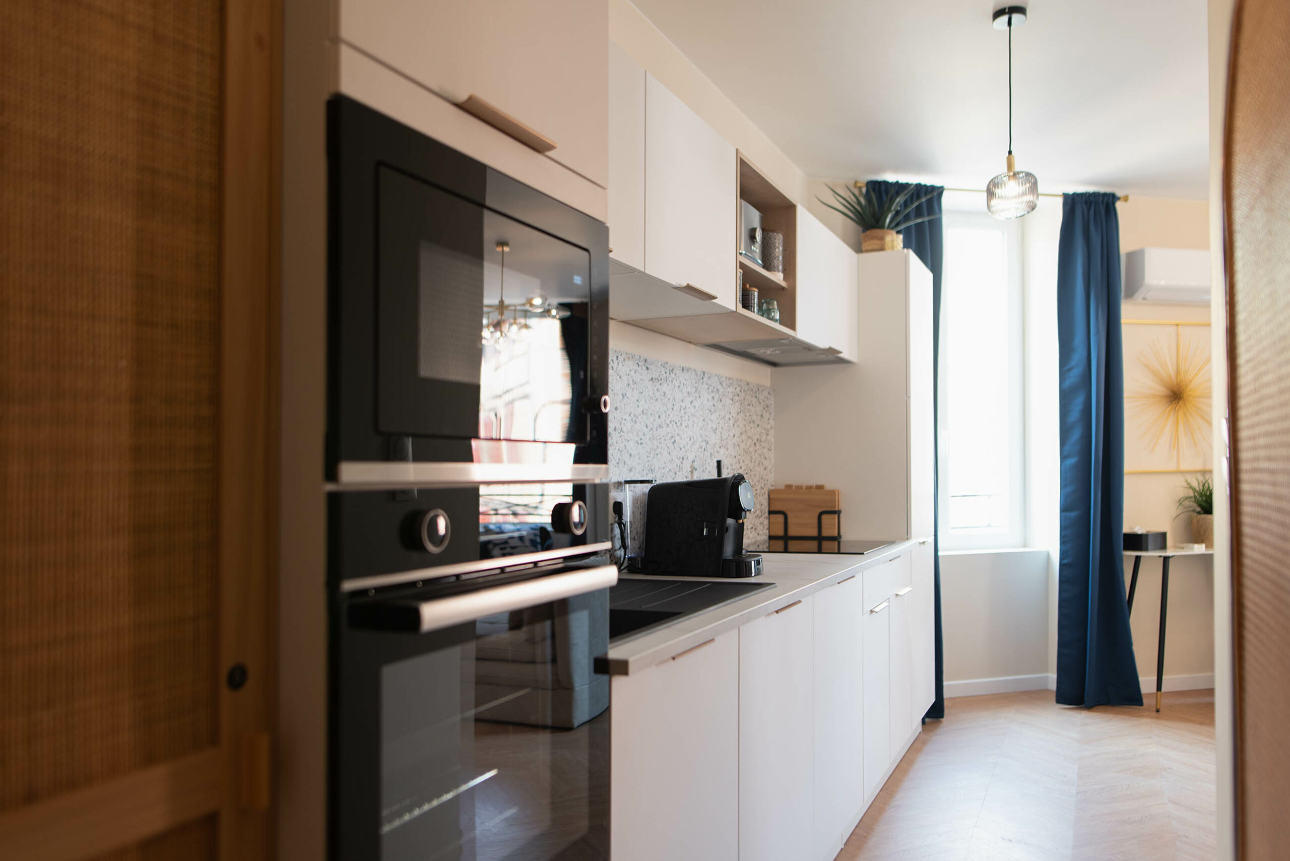 Perspective de la cuisine équipée du logement airbnb