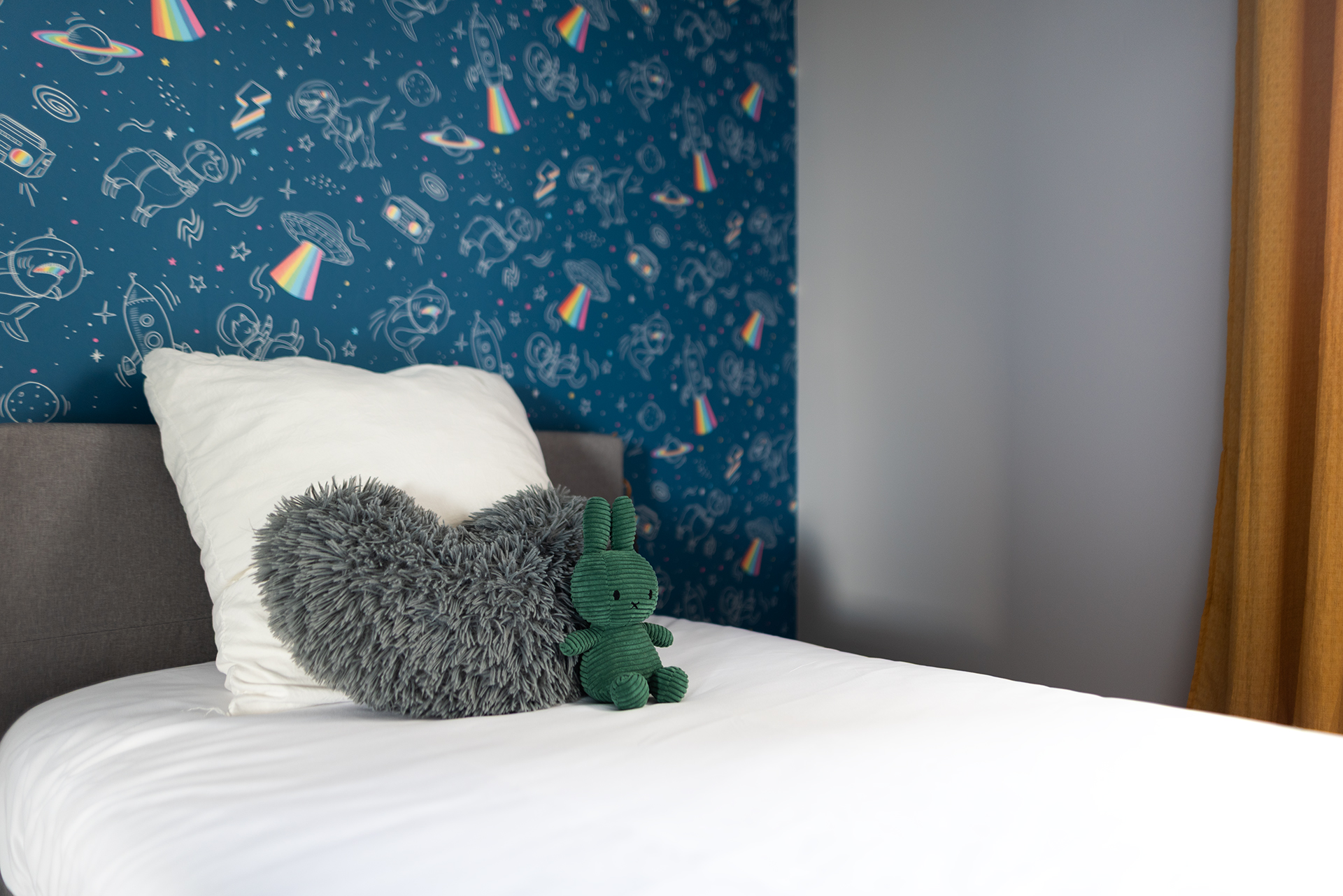 Decoration chambre de lit airbnb Albi