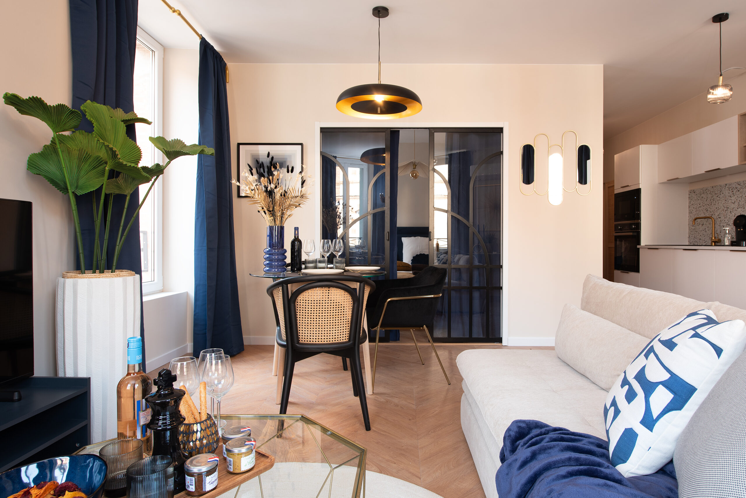 Vu du salon avec decoration moderne bleu roi
