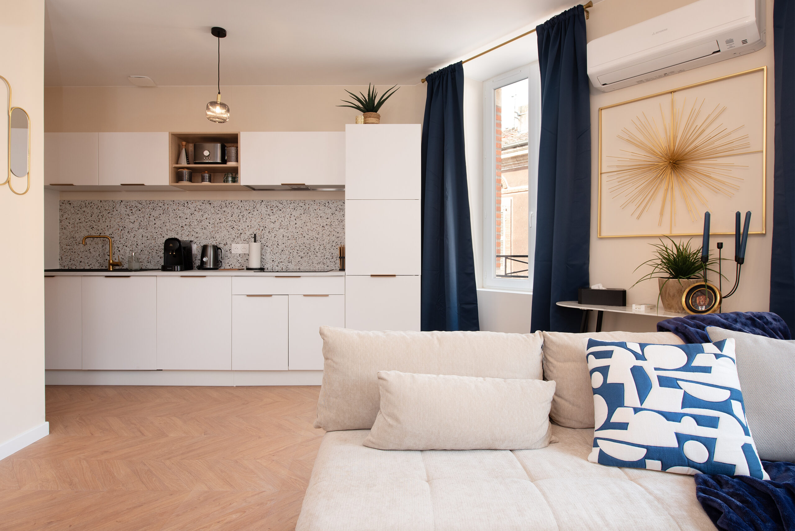 Cuisine du logement airbnb dans les tons beige