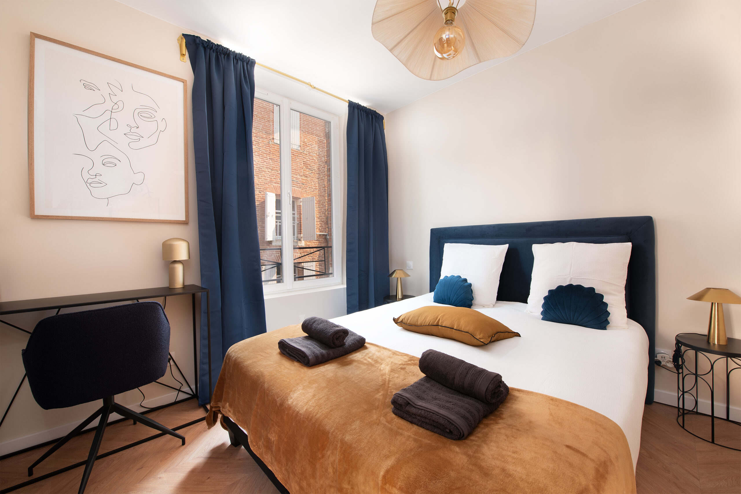 Chambre blanche bleu et jaune moutarde tres bien décorée