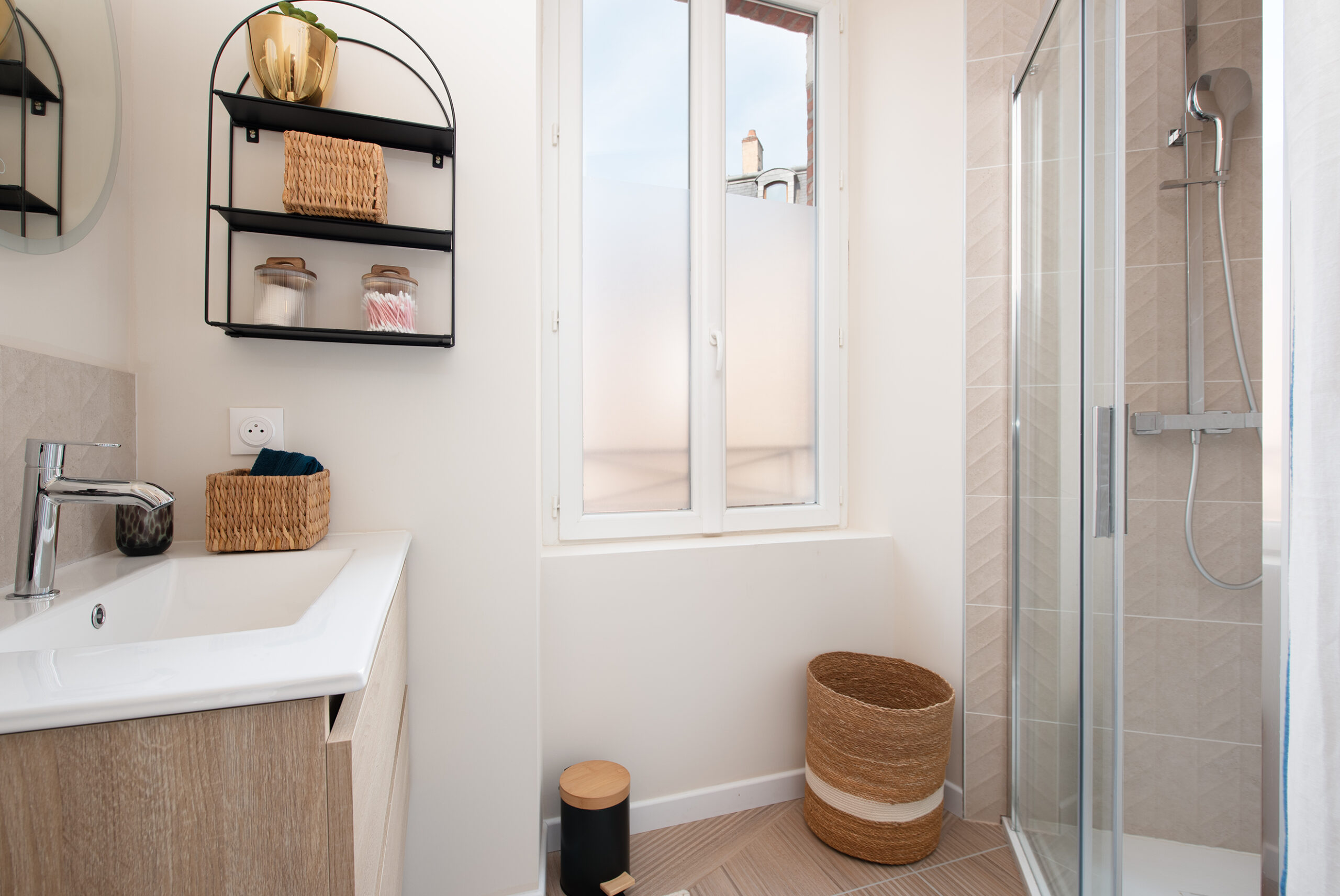 Salle de bain blanche moderne airbnb Albi
